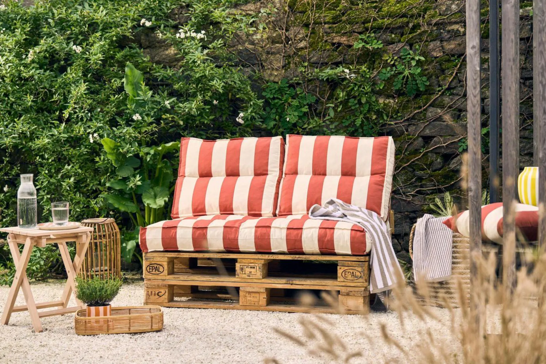 Poufs, Poires Et Coussins De Sol|Poufs, Poires Et Coussins De Sol>Camif Coussin matelas palette recyclé Heva - Rayure Rouge